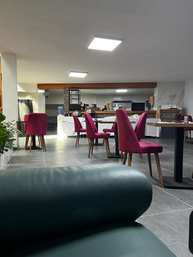 Hotel Aviation Saint-Gilles Экстерьер фото